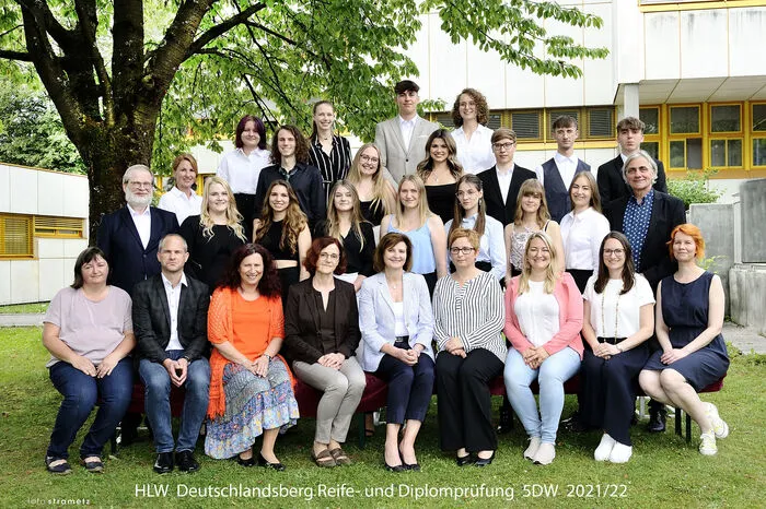 5DW Klasse mit Klassenvorstand Petra Löscher-Klug: Ausgezeichneter Erfolg: Marion Kienzer, Mona Sabathi und  Peter Viertler. Guter Erfolg: Markus Fauland, Emina Keranović, Laurenz Wagner und Lena Webersdorfer.