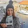 Andrea Nagele mit ihrem neuesten italienischen Buch in Grado