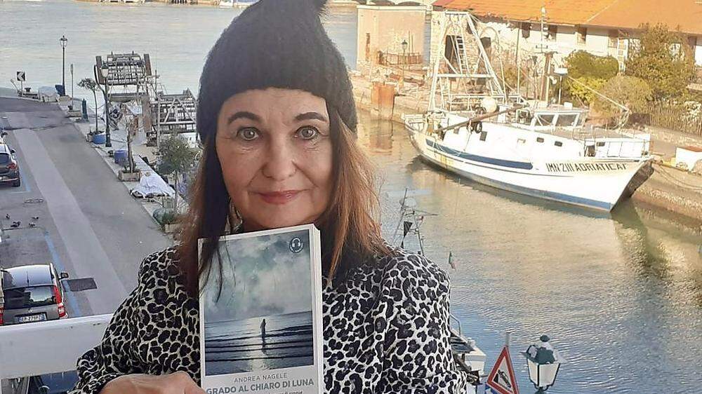 Andrea Nagele mit ihrem neuesten italienischen Buch in Grado