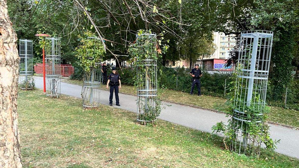 Rund zehn Polizistinnen und Polizisten durchsuchten am Montagabend den Grazer Volksgarten