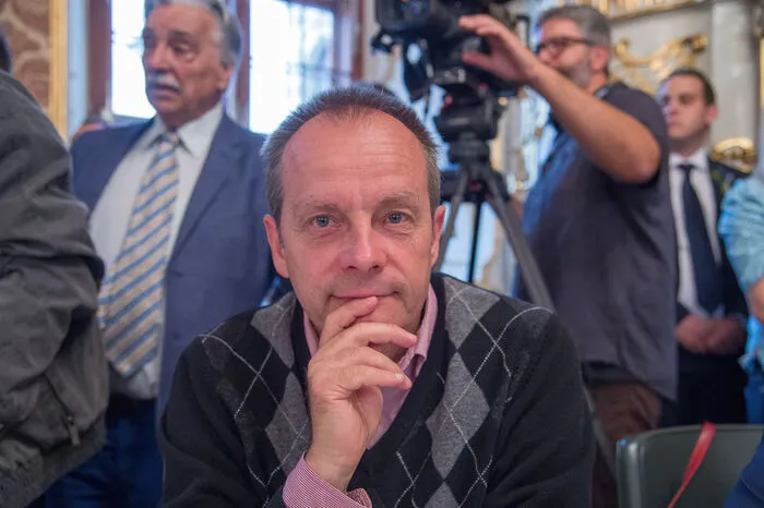 "Uns ist der Erhalt der drei Spitäler von Liezen lieber", betonte Werner Murgg (KPÖ). Der "Shitsorm" aus dem Bezirk wegen der Landespläne erfolge zurecht. Denn die stationäre Versorgung im größten Bezirk werde ausgedünnt. So bezweifelte Murgg, ob die geplanten Gesundheitszentren in Aussee etc. ein entsprechender Ersatz sein werden. Obendrein müsse das neue Spital mit einer "Schein-Lösung" finanziert werden, um den Stabilitätspakt noch einzuhalten.