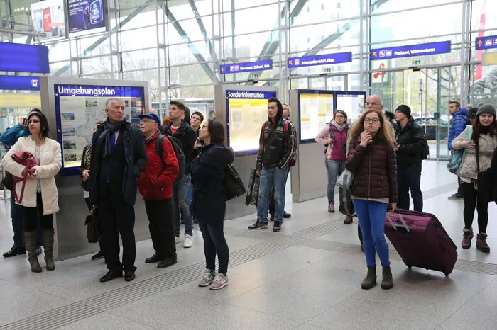 Durch den Stillstand sind zahlreiche Bahnstrecken und auch internationale Züge sowie zigtausende Bahnreisende betroffen.