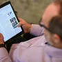 Wikipedia-Mitbegründer Jimmy "Jimbo" Wales beim Durchlesen des Beitrags zur aktuellen Pandemie