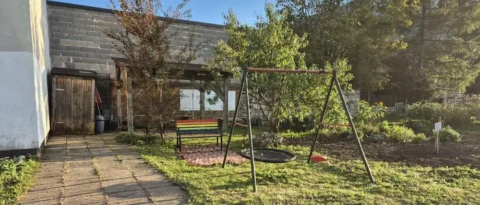 Der Sprachgarten befindet sich hinter dem Gasthof Buchner und dem Maierhof 