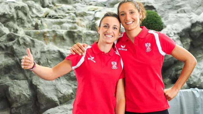 LARA VADLAU UND JOLANTA OGAR Insgeheim sind Lara Vadlau und Jolanta Ogar die ganz großen Hoffnungen auf eine Goldmedaille bei diesen Spielen. Seit die junge Kärntnerin ihren Kopf durchgesetzt hat (ein in ihrem Fall durchaus positiver Charakterzug) und Jolanta Ogar ins Boot geholt hat, ging es steil bergauf. Sie gewannen heuer EM-Gold 2016 vor Palma, sie holten gleich zwei Mal WM-Gold in Haifa (2015) und Santander (2014). Nur die Olympia-Medaille fehlt noch. Dafür haben die beiden richtig geschuftet, sind rund 100 Mal im olympischen Segelrevier mit und gegen den Wind gesegelt, haben alle Meeresströmungen analysiert. Und trotzdem: „Es muss alles passen, jeden Tag“, so Vadlau.  