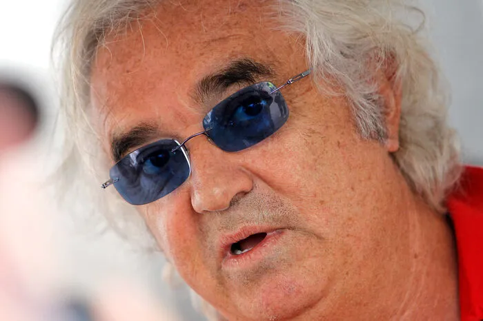 Flavio Briatore: Der zwielichtige Tausendsassa wurde durch seine Geschäfte mit der italienischen Modemarke Benetton reich. Als Teamchef des Benetton-Rennstalls feierte er mit Michael Schumacher seine ersten beiden WM-Titel. Nach dem Skandal um einen fingierten Unfall wurde der Italiener aus dem Motorsport verbannt, die Sperre ist aber längst aufgehoben. Zuletzt fädelte Briatore angeblich die neuen Deals für die Rennen in Aserbaidschan und Monza ein.
