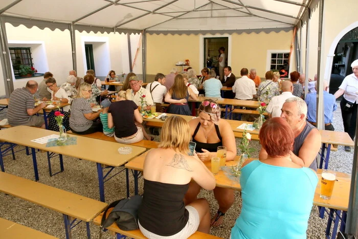 Beim Pfarrfest unter anderen gesichtet: Bürgermeister Josef Klausner, Pfarrgemeinderats-Obfrau Elisabeth Thaler, Schloss-Stub´n-Wirt Wolfgang Kürbisch, Mesnerin Brigitte Oberberger, Schlossherr Hermann Fleischhacker sowie der ehemalige Bundesminister für Verkehr, Innovation und Technologie, Mathias Reichhold.