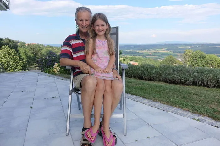 Ein 78-jähriger Hartberger rutschte im Wasser aus und drohte im Freibad Bad Waltersdorf zu ertrinken. Seine Enkelin schlug daraufhin Alarm.
