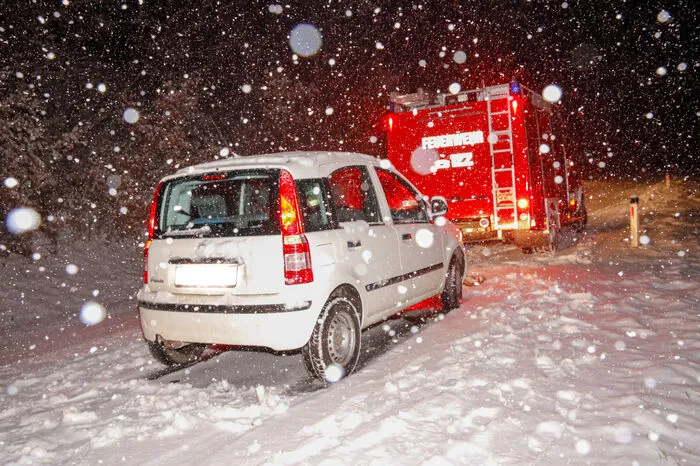 In der Südoststeiermark rückten die Feuerwehren schon um 5.30 Uhr zu hängen gebliebenen Fahrzeugen aus.