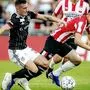 Eindhoven (rechts: Hirving Lozano) behielt gegen Basel (Taulant Xhaka) die Oberhand