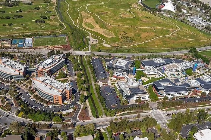 Das Hauptquartier von Google ist nur wenige Kilometer entfernt. Es besteht aus einem Komplex von Gebäuden und trägt daher den Namen Googleplex. Basis ist die ehemalige Zentrale von Silicon Graphics, die schon 1994 gebaut wurde. 2003 zog Google dort ein. Seitdem wird das Gelände laufend erweitert. 2007 kam der Google Campus dazu und 2013 wurde das Hauptquartier mit der Bay View Addition erweitert.