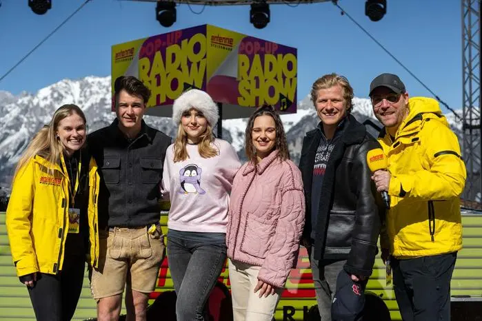  Rund 3.600 Schülerinnen, Schüler und Lehrlinge aus der gesamten Steiermark erlebten auf der 4-Berge-Skischaukel einen besonderen Wintersporttag. Im Bild: Antenne-Steiermark-Moderatoren Markus Dietrich und Valentina Ober mit den Musikern Chris Steger, Stella Maria, Neiyla und Thorsteinn Einarsson.