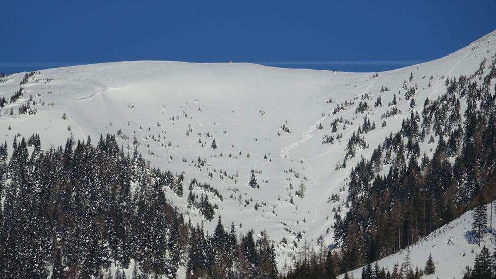 Links im Bild die Schneewechte, in der Rinne sind die Spuren der Skitourengeher zu sehen