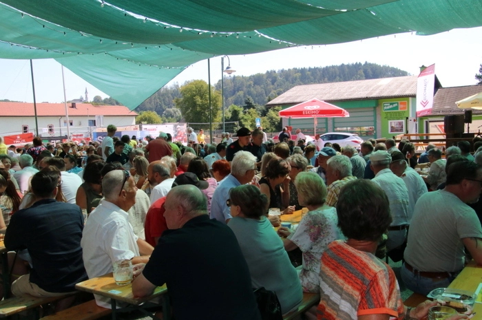 Die „Mürztaler“ sorgten beim Dämmerschoppen für schmissige Musik und beste Stimmung, mit einer Disco ist das Fest ausgeklungen.