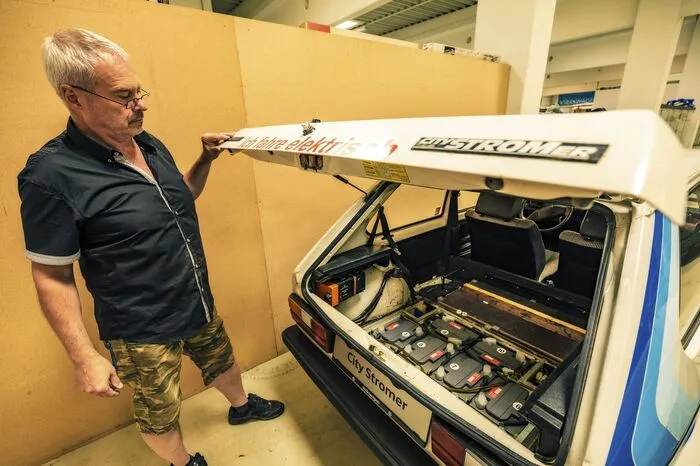 CityStromer entstand in Zusammenarbeit mit dem Energieversorger RWE und wurde 1981 als eine Kleinstserie von etwa 25 Stück aufgelegt. Er gilt als eines der ersten halbwegs alltagstauglichen Elektrofahrzeuge. Von der zweiten Auflage wurden 70 Stück gefertigt - und natürlich hat Juza auch davon einen in seiner Sammlung.