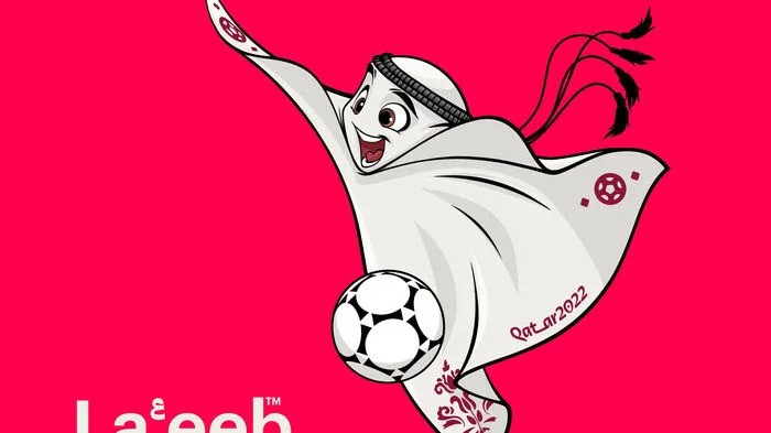 Bei der umstrittenen WM in Katar tritt La'eeb als Maskottchen in Erscheinung, was soviel wie "supertalentierter Spieler" heißen soll. Die Fantasie-Figur kommt in Nationaltracht und scheint eine Mischung zwischen Scheich und Geist zu sein.  Die Figur soll Jugendlichkeit, Fröhlichkeit und Selbstbewusstsein versprühen.