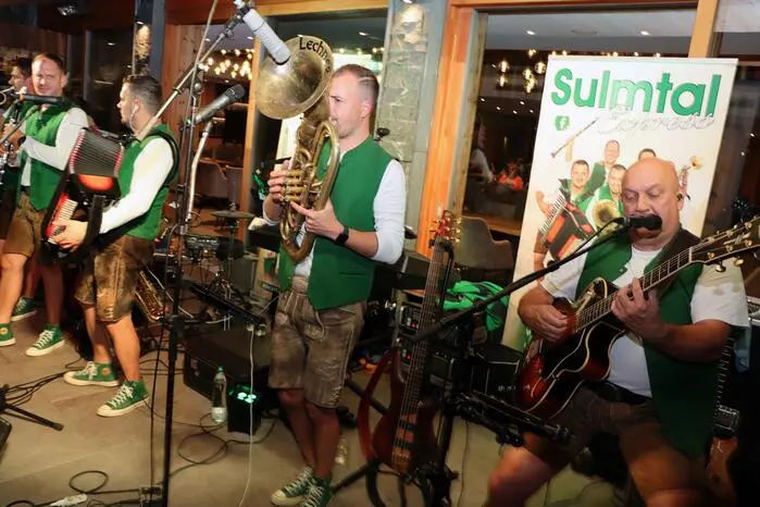 Für Stimmung sorgte die Tanz- und Unterhaltungsband „Sulmtal Express“ mit Bandleader Stefan Waltl und Markus Spari, Peter Lidl, Kevin Niederl und Charlie Reinsberger.