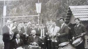 Mit nichts gestartet: Die ersten Musiker der frisch gegründeten Trachtenkapelle in den 1960er-Jahren