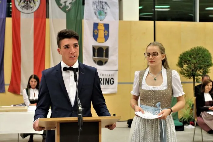 Für besonderes Aufsehen haben die Dankesreden der beiden Jungbürger Karin Maria Schnepf und Jonas Leitgeb gesorgt. Beide appellierten an die Festgäste, sich für die Gemeinde zu engagieren und für eine gute Zukunft einzusetzen.