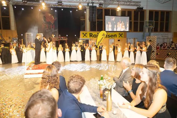 40 Maturantinnen und Maturanten des Sportzweigs vom BORG Hartberg feierten ihren Maturaball.