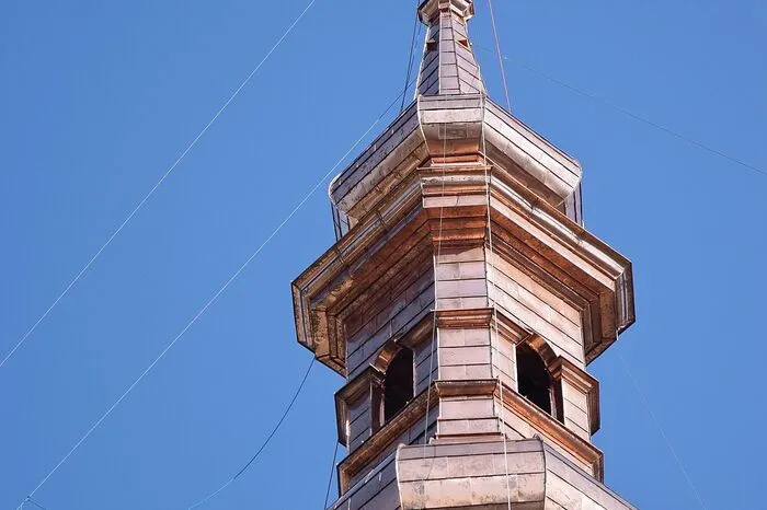 Im Rahmen des Erntedankfestes  erhielt die Turmspitze der Stadtpfarrkirche Leibnitz ein neues goldenes Trumkreuz mit vergoldeter Kugel. Vor staunenden Zuschauern wurde das Kreuz in schwindelerregende Höhe - 72 Meter - mit Seilen hinaufgezogen und von Joachim Ponhofer und Jakob Dorner befestigt.