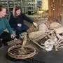 Die Grazer Stadtarchäologinnen Susanne Lamm und Anna Bauer-Zelenka mit einem Fundstück aus Reininghaus
