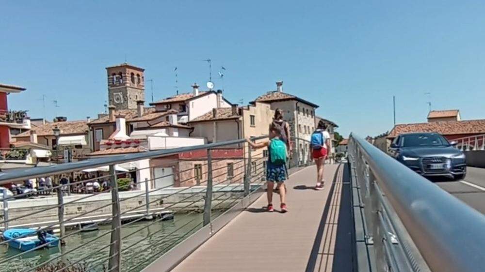 Die neue Brücke über den Canale Molino im zwischen Grado und Lignano gelegenen Badeort Marano Lagunare teilt elektrische Schläge aus