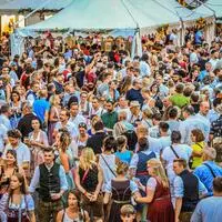 Viele der rund 500.000 Besucherinnen und Besucher reisen extra für den Villacher Kirchtag an und und übernachten in Hotels 