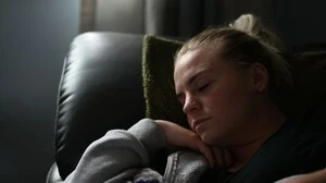 ME/CFS hat eine enorme Bandbreite. Manche Betroffene können zwar arbeiten, aber müssen ihr restliches Leben „on hold“ stellen. Manche sind hausgebunden und in den schwersten Fällen sind die Patienten bettlägerig und somit meist auch pflegebedürftig. Am häufigsten von ME/CFS betroffen sind junge Frauen.