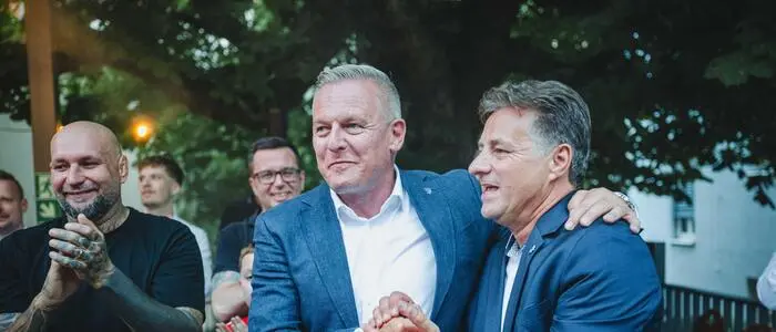 LH Mario Kunasek freute sich bei der Wahlfeier mit René Apfelknab