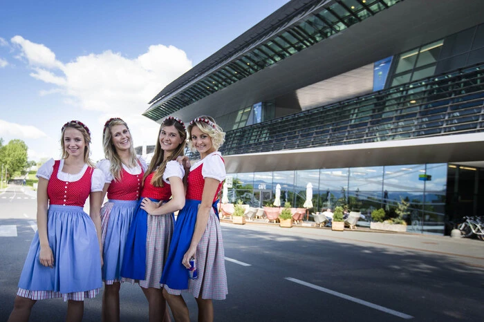 Beim Teambuilding auf dem Red Bull Ring lernten sie einander kennen, wurden auf ihre Aufgabe vorbereitet und machten sich mit der steirischen Formel-1-Rennstrecke, dem Ort ihres großen Auftritts von 7. bis 9. Juli, vertraut.