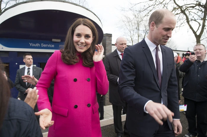 Sein rotschopfiger Bruder Harry stellte mal trocken fest, William habe schon eine Glatze, seitdem er zwölf sei. Seine Frau Kate sah bei einer Reise in Australien ein Alpaka-Wollbüschel und fand mit Blick auf den Schädel ihres Mannes: "Du brauchst es mehr als ich." William trägt das Ganze mit Selbstironie. Als 2013 Sohn George geboren wurde, sagte der Vater: "Er hat viel mehr Haare als ich, Gott sei Dank."  