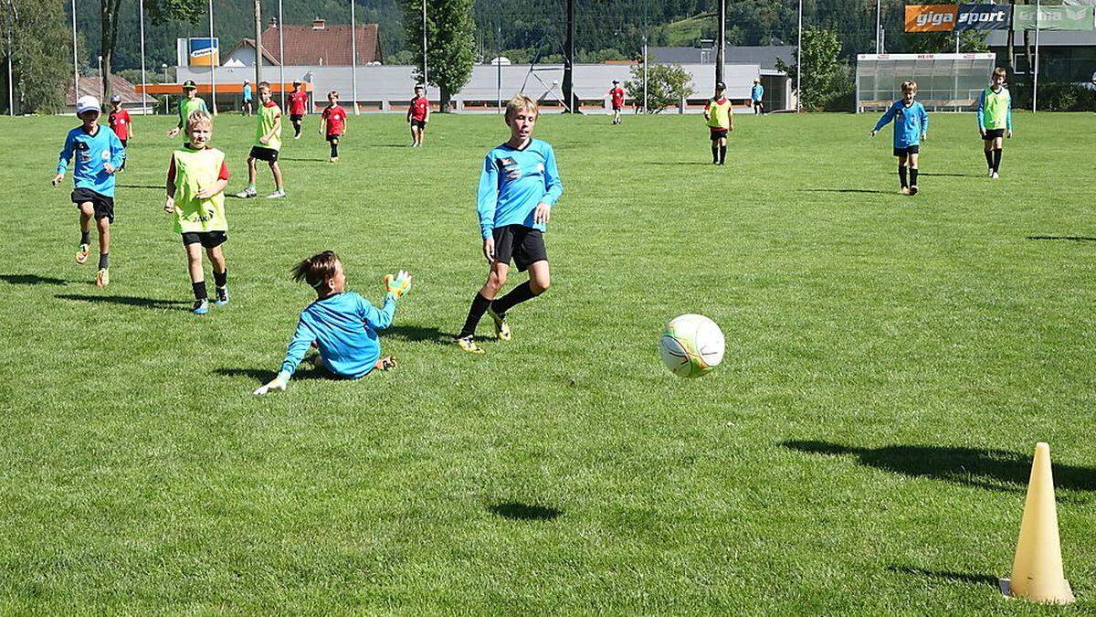 Und drin! Vier Einheiten absolvieren die Kinder derzeit täglich auf dem Rasen des Gymnasiums