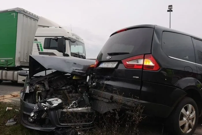 An zwei Fahrzeugen entstand Totalschaden.
