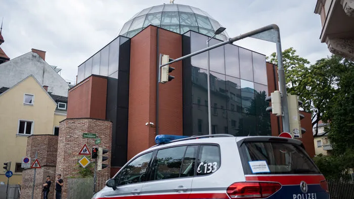 18. August: Gegen 22.45 Uhr werden Steine auf die jüdische Synagoge in Graz geworfen ...