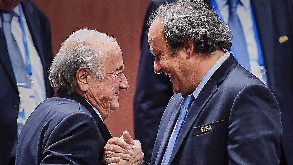 Das liebe Geld kostete Joseph Blatter (li.) und Michel Platini ihre Funktionärs-Karriere im Fußball.