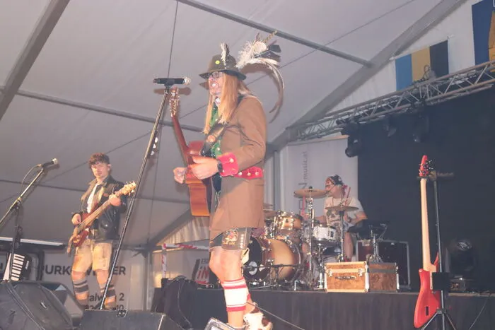Stimmungsmacher Heli von Meilenstein warf sich an diesem Abend, wie viele Besucher, in ein Trachtenoutfit.