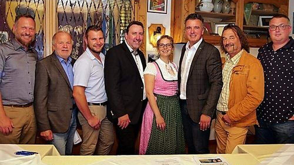 Die FPÖ-Funktionäre: Robert Seppele, Roland Zellot, Patrick Bock, Erwin Baumann, Katrin Nießner, Gernot Darmann, Kurt Petritsch, Gernot Schick (von links)