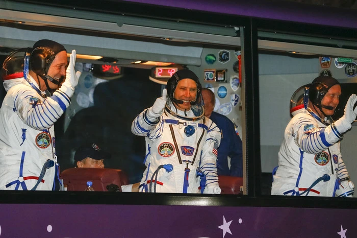 Drew Feustel und Richard Arnold sowie ihr russischer Kollege Oleg Artemjew hoben um 18.44 Uhr MEZ auf dem Weltraumbahnhof Baikonur in Kasachstan "erfolgreich" ab, wie die russische Raumfahrtbehörde Roskosmos bekannt gab.  