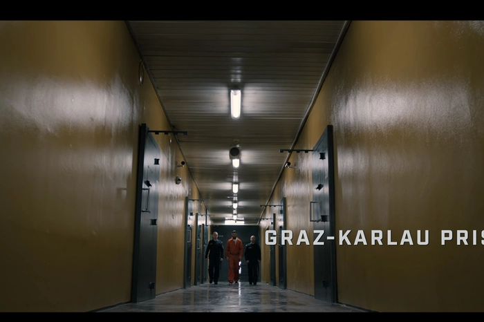 Ganz am Ende, kurz vor der Schlussszene, wechselt die Handlung kurz in die Grazer Justizanstalt Karlau ...