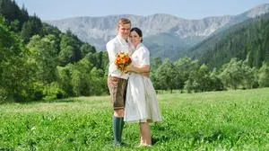 Das glückliche Hochzeitspaar Andrea und Martin