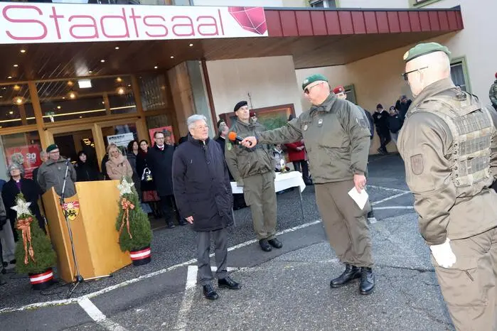 „Die Wertigkeit, die Bedeutung und Wichtigkeit von Schutz und Wehrhaftigkeit steigt, um unsere liberale Demokratie zu erhalten. Österreich ist ein neutrales Land, das jedoch genauso seine Verteidigungsfähigkeit erhalten muss“, so Landeshauptmann Peter Kaiser.