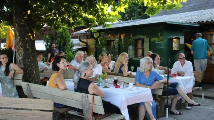 Mit berührenden Liedern aus Tschechien eröffnete Gerhild Kürzl im Schilcherhof in Ligist die Open-Air-Saison 2026.
