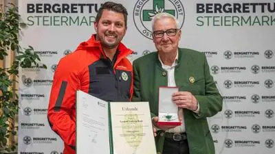 Leopold Raab (re.) wurde das Goldene Verdienstkreuz des Landes Steiermark verliehen