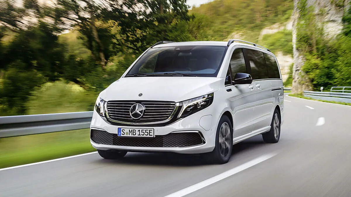 Die elektrische V-Klasse ist am geschlossenen Kühlergrill zu erkennen