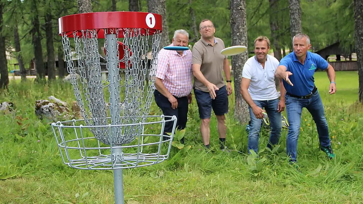 Voller Einsatz bei der gestrigen Eröffnung der Discgolf-Anlage 