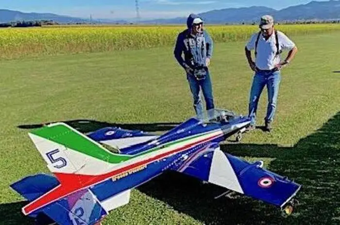 Doch nicht nur akrobatische Flugmanöver der Jets und Segelfliegermodelle wurden geboten, sondern passend zur Jahreszeit auch Maroni und Sturm sowie pikante Brötchen und schmackhafte Mehlspeisen.