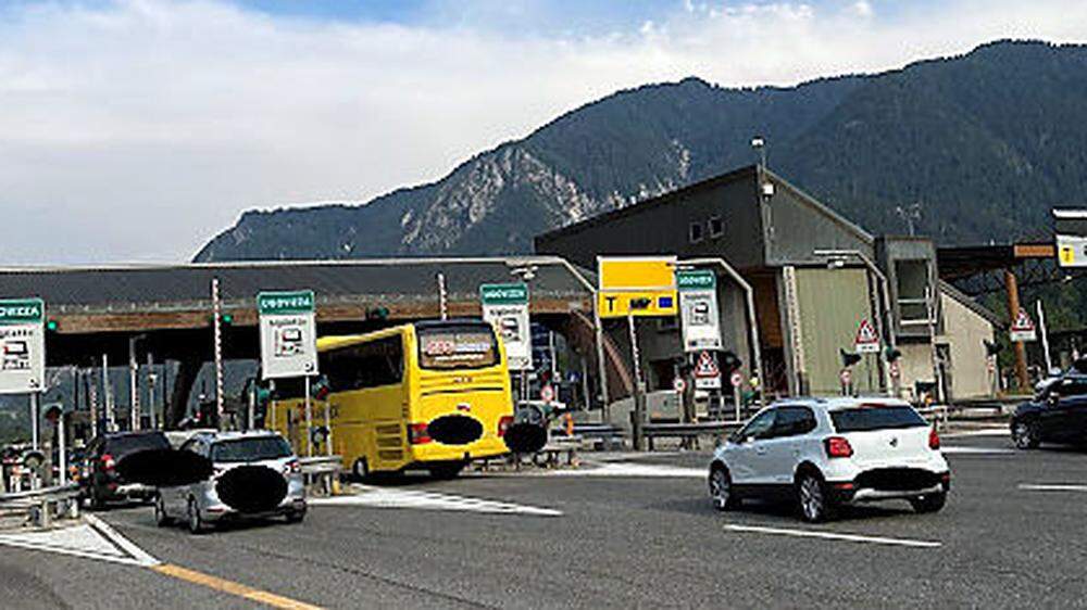 Österreicher sorgten am Freitag bei der Mautstelle Ugovizza in Friaul für einen Sicherheitseinsatz