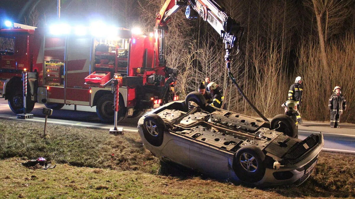 Die 20-jähirge Pkw-Lenkerin wurde bei dem Überschlag leicht verletzt