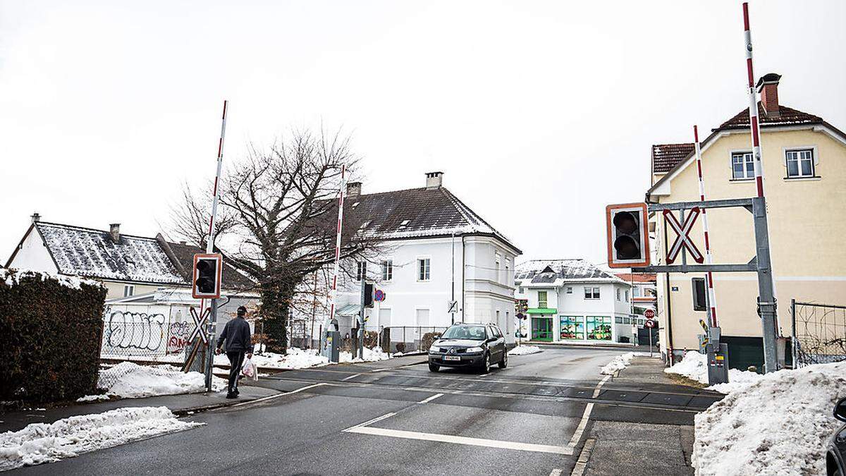 Der Bahnübergang in der Sonnwendgasse könnte aufgelassen werden.